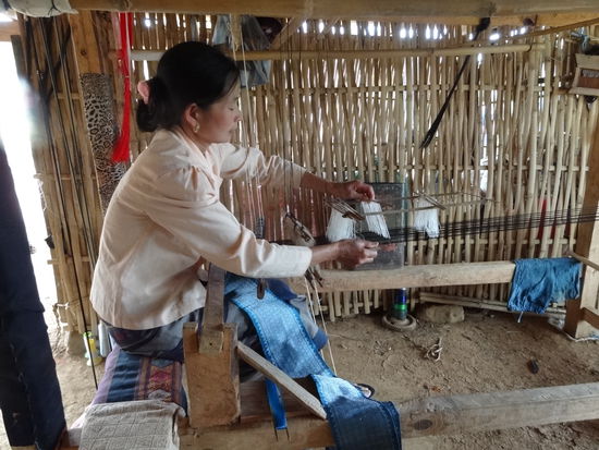 Unter dem "Bombenhaus" trafen wir eine Frau, wie sie gerade einen Stoff webte. Solche handgewebten Stoffe aus Seide und Baumwolle findet man überall auf den Märkten. Unglaublich, was die Menschen hier alles selber machen!