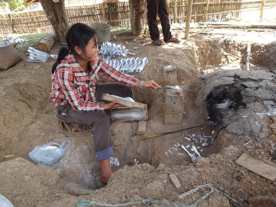 Etwas weiter im Dorf trafen wir eine Frau, wie sie hinter dem Haus aus Aluminium Löffel gegossen hat. Früher haben sie oft Aluminiumanteile von Bomben genommen, heute sind diese seltener, also kaufen sie sich rohes Aluminium dazu und mischen es mit dem gesammelten Alu.