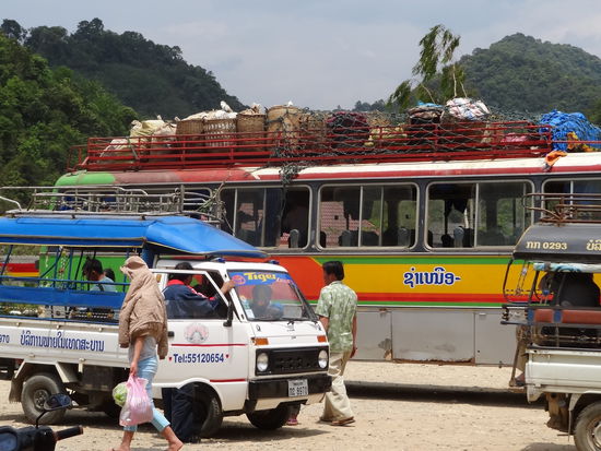 Busstation bei Xam Neua, als wir auf den Minivan nach Vieng Xai gewartet haben. Hier wird es nie langweilig....