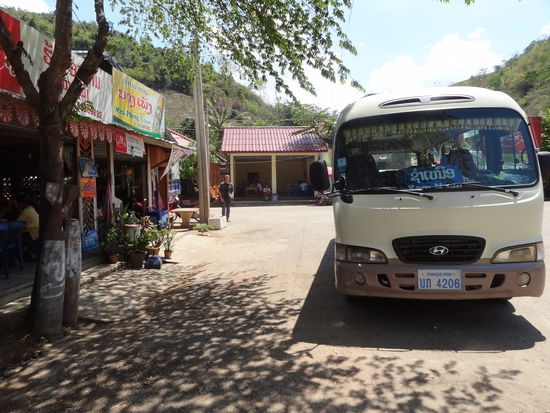 Busstop auf dem Weg nach Xam Neua.