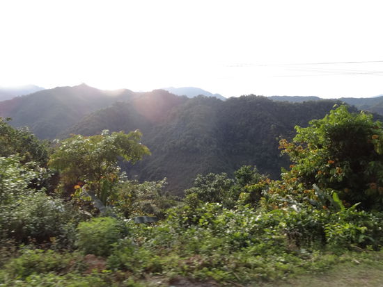 Die traumhafte Landschaft von Laos auf dem Weg nach Xam Neua. Durch diese wunderschönen Berge fährt man Stunden lang!