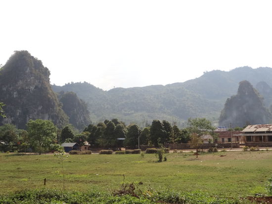 Vieng Xai mit den Felsen wo die vielen Höhlen der Pathet Lao sind.