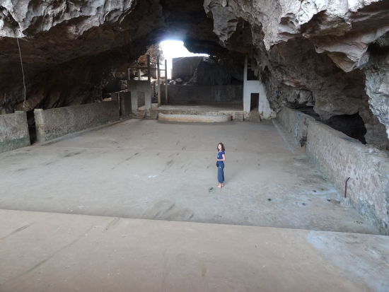 Die Höhlenbühne der Pathet Lao. In den vielen Höhlen um Vieng Xai gab es einfach Alles! Das hier war die Unterhaltungshöhle, wo Spielfilme gezeigt, Theaterstücke aufgeführt oder Hochzeiten gefeiert wurden.