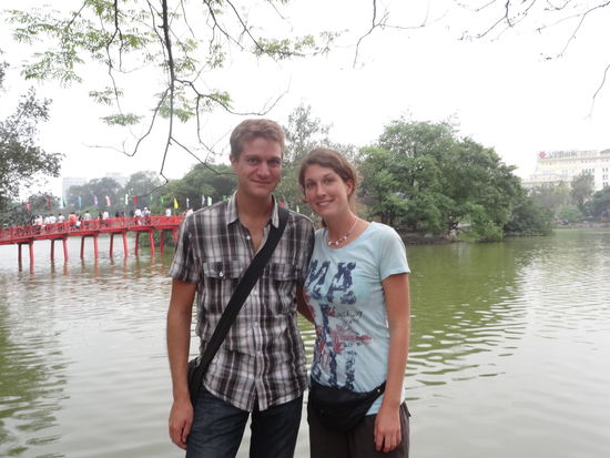 Kiem See in der Mitte der Stadt. Hier soll es noch immer Riesenschildkröten geben. Auf der kleinen Insel mit dem Konfuziustempel ist eine solche ausgestellt. Ehrlich gesagt, kann ich mir nicht vorstellen, wie eine fast 2 Meter grosse Wasserschildkröte in diesem Stadtweiher leben kann. schliesslich gibt es nicht einmal ein richitges Ufer und rundherum töst der Verkehr und Tag und Nacht sitzen Menschen um den See oder Joggen um den See (hmm Frischluftalarm...!).