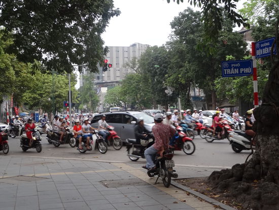Der verrückte Scooterverkehr in Ha Noi. Wenn man die Strasse überqueren will, muss man einfach mit stetigem Schritt über die Strasse gehen und die Scooter fahren um die herum...