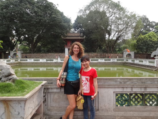 Der Literaturtempel im Herzen der Stadt lohnt einen Besuch. Hier kann man dem regen Verkehr etwas entfliehen. Die kleine Chinesin wollte unbedingt ein Foto mit mir machen...