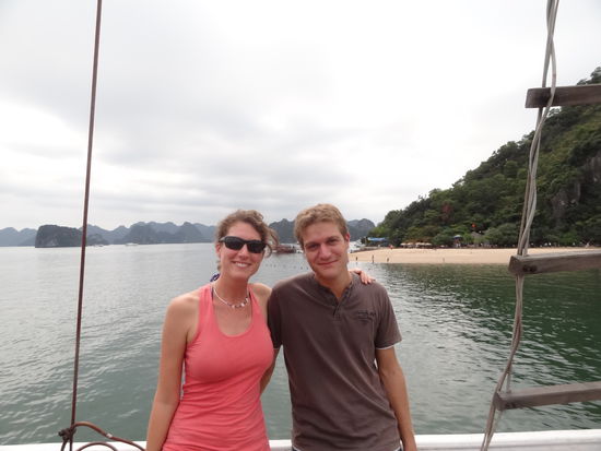 Der einzige kleine Badestrand unter den vielen felsigen Inseln.