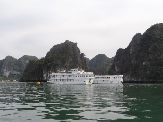 Diese riesigen Schiffe waren überall in den Buchten verteilt. Endlich hatte es ein paar Minuten aufgeklart. In so einem Schiff haben wir übernachtet.