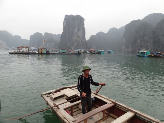 Seit etwa 50 Jahren wohnen diese Menschen hier auf dem Meer auf den schwimmendne Häusern und leben vom Fischfang, aber vorallem vom Tourismus. Es gibt sogar eine schwimmende Schule!
