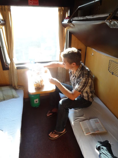 Frühmorgens im Zug nach einer erholsamen Nacht im Sleeping train. Wir hatten sogar ein ganzes Abteil für uns alleine!