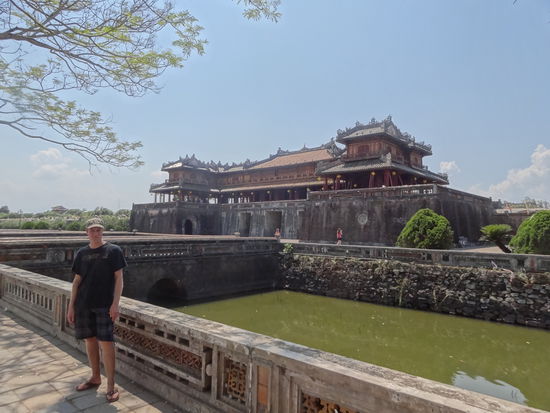 Remo am Eingang des Kaiserpalastes.