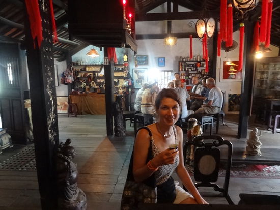 Besuch in einem alten Haus mit chinesischem und japanischem Einfluss. Die Familie wohnt immer noch hier. Tagsüber kann man das ganze Haus besichtigen (bleibt nicht mehr viel Privatsphäre...).