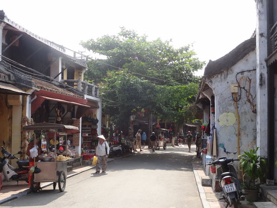 Die Strassen von Hoi An. Souvenir Shops und Schneiderateliers an jedem Ecken!
