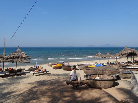 Strand von Hoi An. In den runden Bambusbötchen, fahren die Fischer raus aufs Meer.
