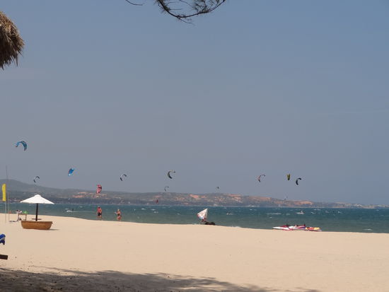 Am Strand von Mui Ne gibt es viele Kitesurfer.