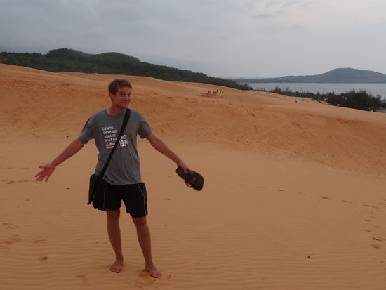 Remo auf den roten Sanddünen.