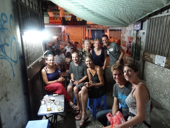 Ein frisches Bier mit Travellern in einer Bia Hoi (lokaler Bierstand).