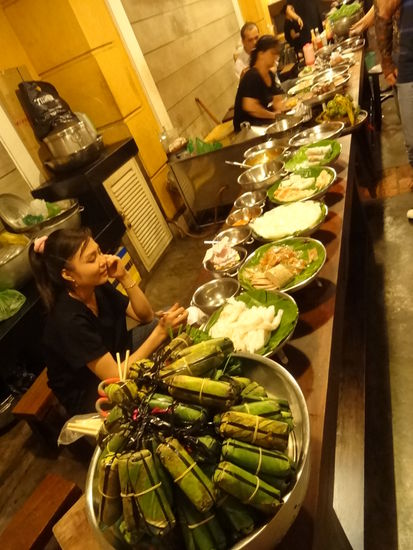 Im Nha Hang Ngon haben wir wunderbar gegessen. Es ist riesig und immer gut besucht. Die besten Strassenköche der Stadt sind hier in einem Restaurant vereinigt und jeder kocht nur seine Spezialität.