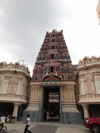 Ein Hindutempel in KL. Ich bin jedes Mal fasziniert von diesen reich geschmückten Tempeln mit den vielen Figuren und Bildern.