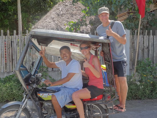 Die Tricycle (Motorrad und stylische Beifahrerkabine) gibt es überall in den Philippinen. Manchmal hat man das Gefühl, dass es gleich auseinander fällt....