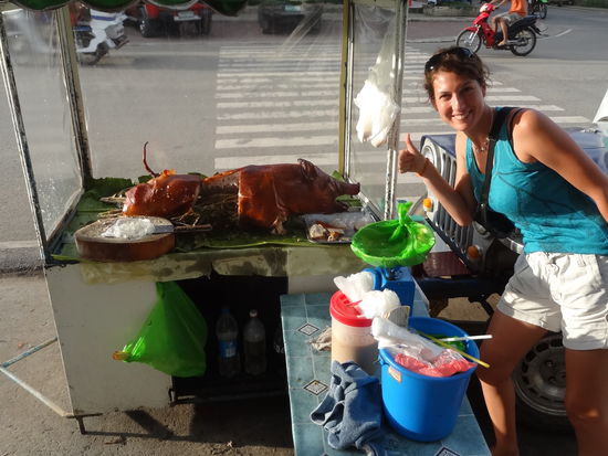 In Puerto Princesa gibt es am Strassenrand Spanferkel! Ein Stückchen gefällig?