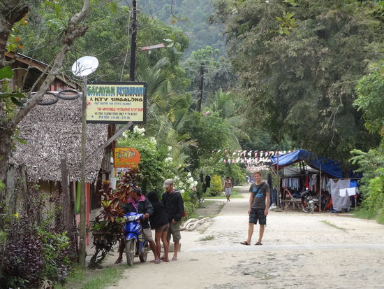 Dorfstrasse in Port Barton.