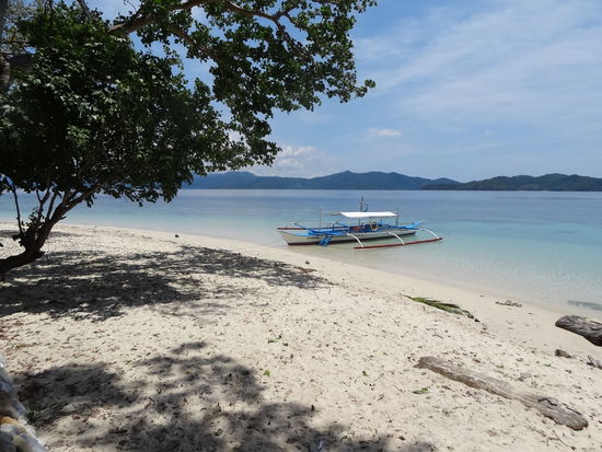 Unser Boot auf der privaten Island-hopping Tour. Auf dieser Insel haben wir zu Mittag gegessen. Frisch gegrillter Fisch! Mmhh