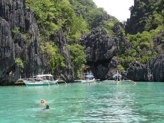 Island hopping bei El Nido. Die typischen philippinischen Boote mit den Seitenstützen werden überall verwendet.