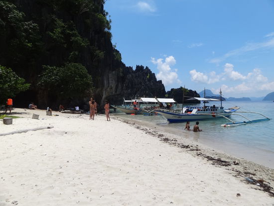 An diesem Strand haben wir Mittag gegessen. Das Schnorcheln war wunderbar! Nicht wegen den Korallen, sondern wegen der unglaublichen Sicht und den vielen schönen Fischen.