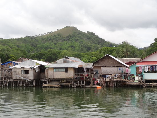 Coron. Viele der einfachen Hütten sind über dem Wasser gebaut.