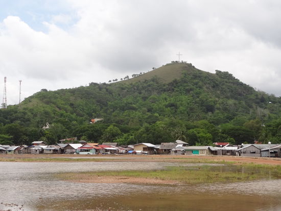 Coron mit dem Jesuskreuzhügel im Hintergrund.