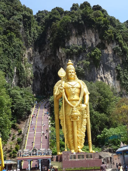 Eingang zur grossen Höhle. Im Inneren befindet sich ein Tempel und Schreine. Die Statue ist riesig! Von den obersten Treppen hat man eine schöne Aussicht auf die Stadt.