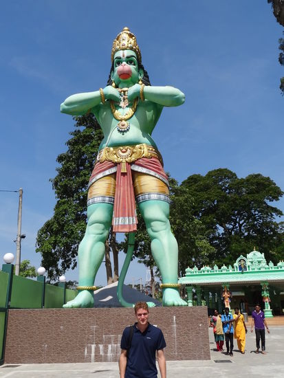 Remo vor der blauen Skluptur gleich neben der Zugstation. Ist das Shiva?