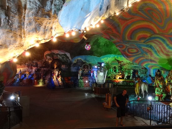 Die farbigen Skulpturen in der Art Gallery Höhle sind sehr kitschig, aber doch irgendwie ästhetisch.