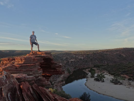 Remo über dem natural window mit Aussicht auf den Wanderweg "the loop".