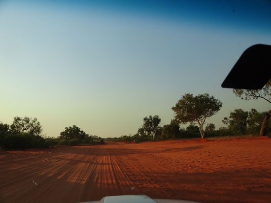 Unbefestigte Strasse von Broome nach Quondong Beach.