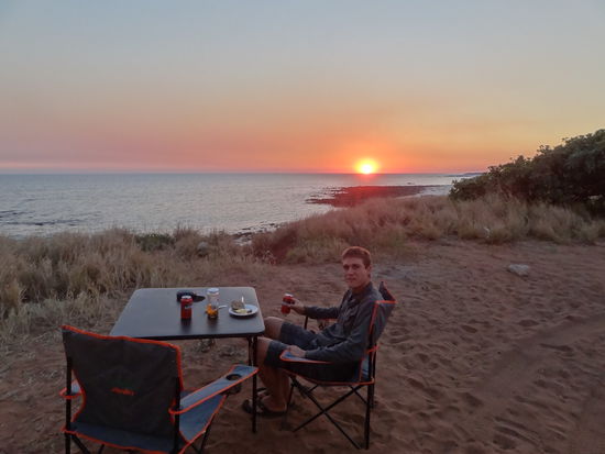 Unser Camp am Quondong Beach mit Sonnenuntergang und Bier in der Hand.