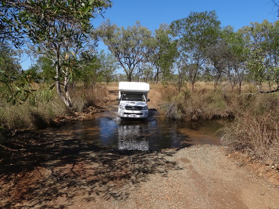 Erste kleine Flussüberquerung auf dem Weg zur Bell Gorge.