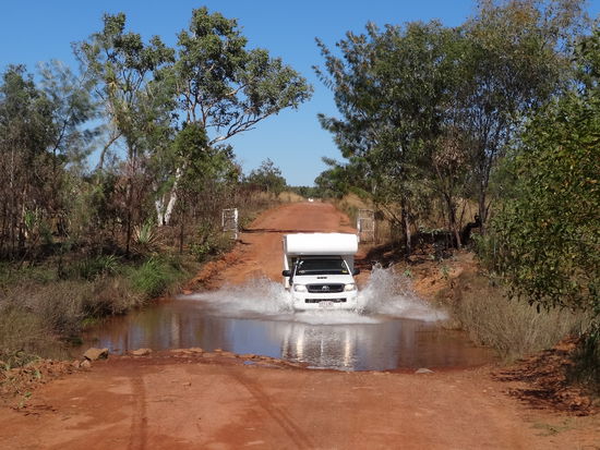 Erst kleine Flussüberquerung....juhui...mit einem guten Auto ist das kein Problem! Bezüglich Tiefe und Breite des Flusses haben wir uns stetig gesteigert!