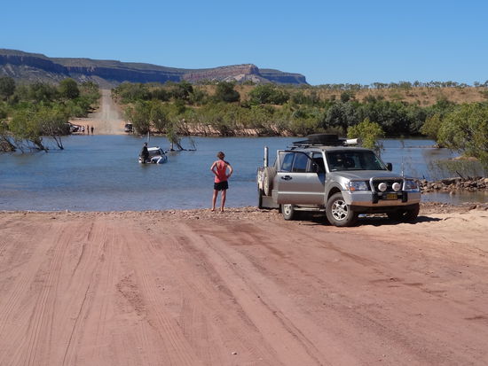 Das passiert, wenn man keinen 4WD hat. 2 Australier waren mit einem Subaru Kombi unterwegs und blieben auf dem Rückweg im grössten Fluss, dem Pentecost crossing stecken!
