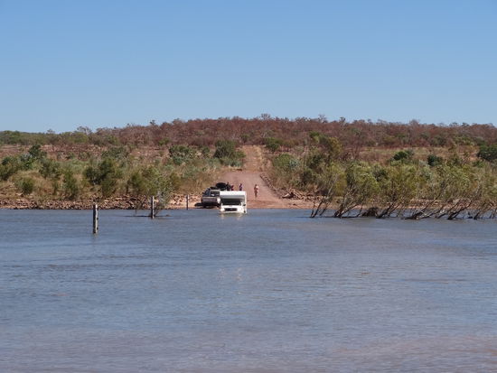 Wir haben jedoch den Pentecost River ohne Probleme überquert. Das ist Remo, wie er mit unserem Camper fährt. Zum Glück wussten wir damals noch nicht, dass es in diesem Fluss auch Salzwasserkrokodile gibt!