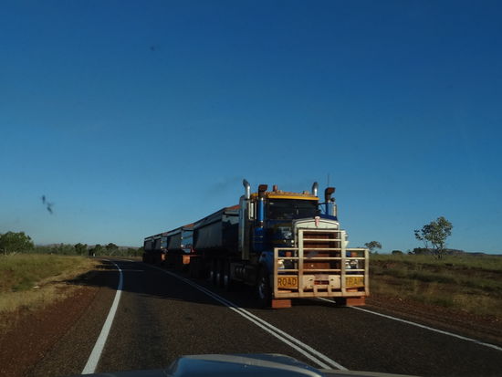 Auf dem Weg nach Kununurra trifft man immer wieder auf einen Road train.