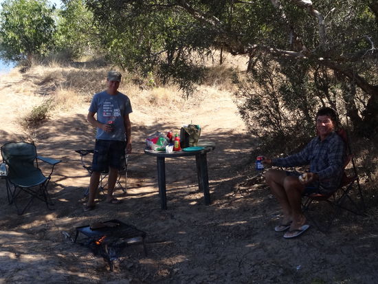 Australian Lunch am Flussufer. Feuer, Würstchen, Ketchup und Toastbrot. Und natürlich nicht zu vergessen das Bier!