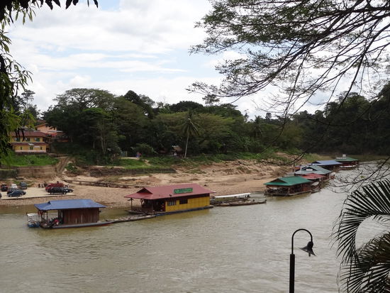 Taman Negara mit den floating restaurants. Gleich auf dem Hügel in den Bäumen war unser Hostel mit Blick auf den Fluss. Dahinter folgt noch ein ganzes Dörfchen, das ist das Tor zum Nationalpark.