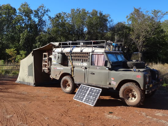 Ein Rentnerpäärchen von England war auch auf der Free Campsite. Die haben das ganze Auto mit der gesamten Campingausrüstung von England nach Australien schiffen lassen und touren jetzt monatelang durch Australien!