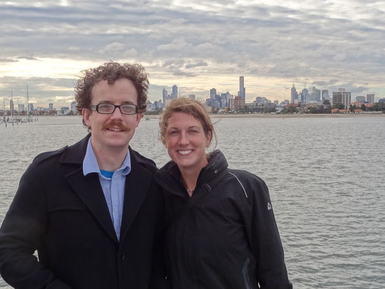 Sicht auf die Innenstadt von St. Kilda aus. Auf dem Bild Lachlan und ich.