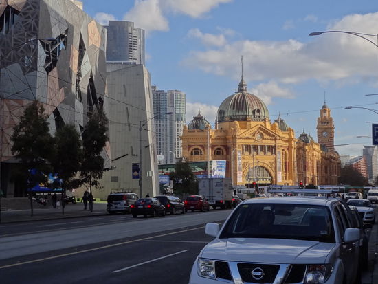 Die Innenstadt von Melbourne. Links Federation Square und Flinders Station.