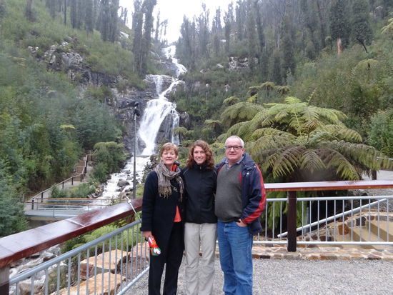 Sue und David vor dem Wasserfall in Marysville.
