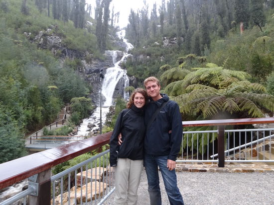 Die beiden Reisenden vor dem Wasserfall bei Marysville.