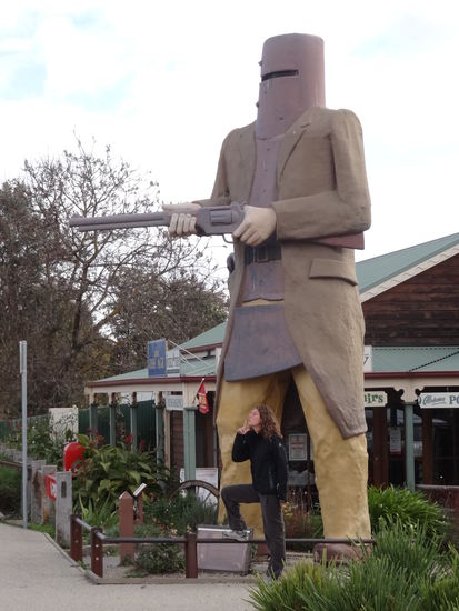 Auf dem Weg nach Tallangatta machten wir eine Kaffeepause in Glenrowan. Hier verschanzte sich der berühmte Gangster Ned Kelly 1880 vor der Polizei, nachdem er die Dorfbewohner als Geiseln genommen hatte.